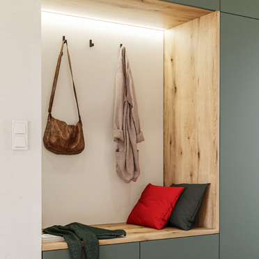 Garderobna omara s sivimi mat fronto in pravim lesom
