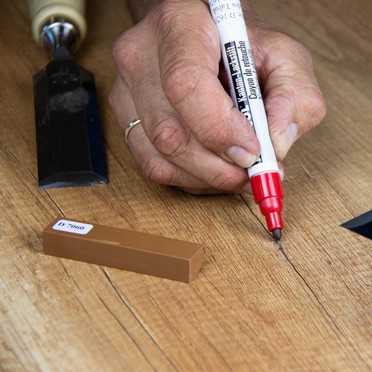 Popravilo majhnih prask s svinčnikom za lak za robne trakove