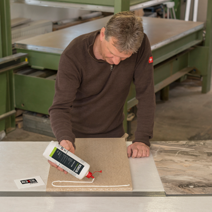 Verlijmen van Sibu in de werkplaats