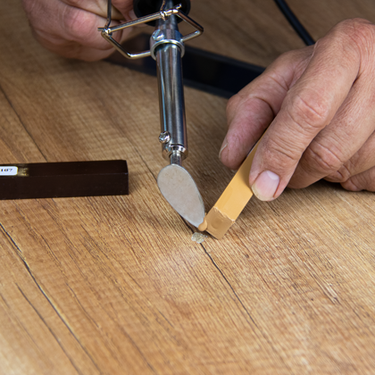 Meubeloppervlakken herstellen met harde reparatiewas 