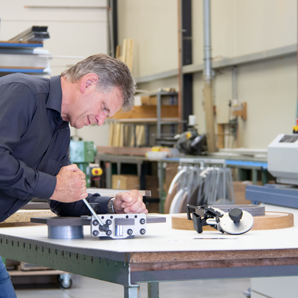 MAnual cutting of an edging on a workpiece in the workshop.