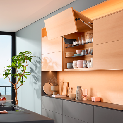 Blum Aventos HF top Hochfaltklappe an geöffnetem Oberschrank in moderner Küchenzeile