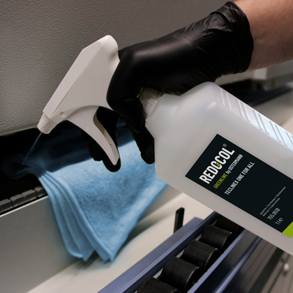 REDOCOL Greenline Teclinex One For All Maschinenreiniger bei der Reinigung einer Kantenanleimmaschine mit Reinigungstuch