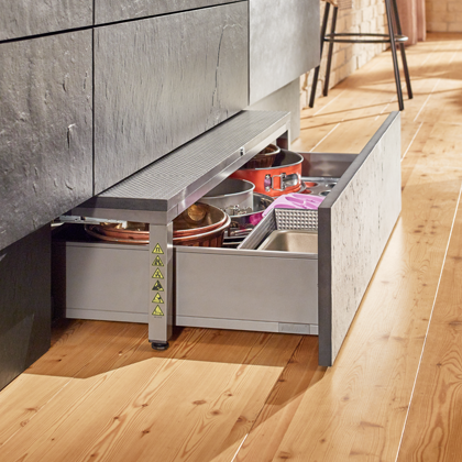 Blum Space Step Sockelschubkasten-System mit geöffnetem Sockelauszug unter einer Küchenzeile für zusätzlichen Stauraum