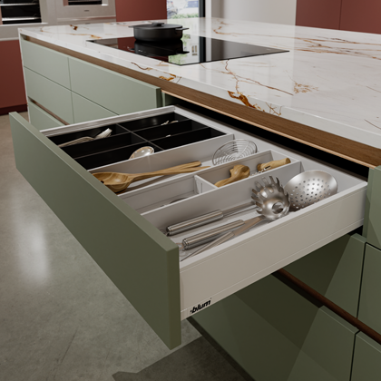 Geöffneter Schubkasten mit Blum Orga-Line Inneneinteilung und Besteckeinsatz in einer Kücheninsel