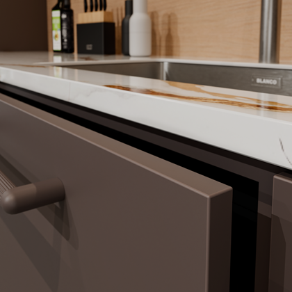 Here you can see the OSTERMANN ABS edging Cacao Orinoco anti-fingerprint Excellent Matt and the matching furniture handle Soraya.