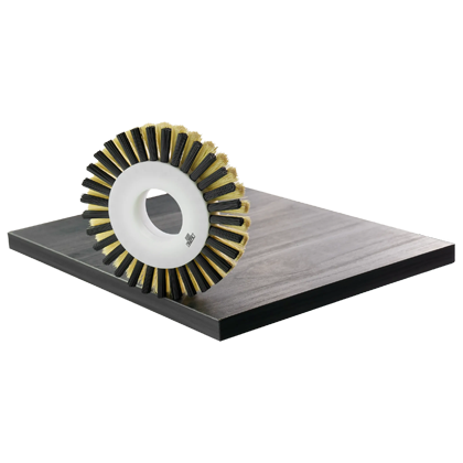 Textur-Finish-Bürste von Riepe bei der Oberflächenbearbeitung einer strukturierten Platte mit Kante für eine gleichmäßige, hochwertige Struktur – industrielle Anwendung zur Reinigung von Möbelteilen.