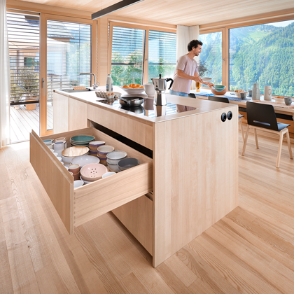 Blum Movento Unterflurführung mit Vollauszug in geöffneten Schubladen einer Holz-Kücheninsel