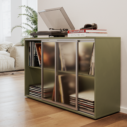 gruene Kommode mit Glasrahmen Schiebetueren