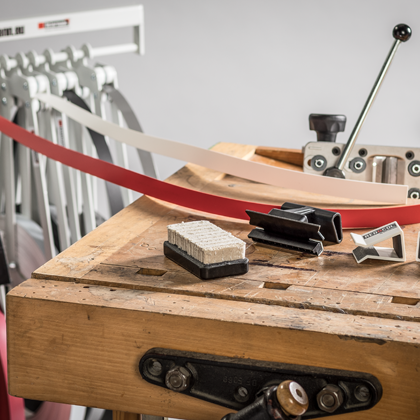 Het snijden van kanten op een werkbank