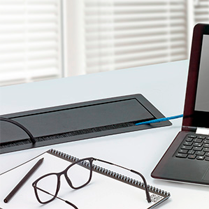 Schreibtisch mit Laptop Brille und drehautomatischer Steckdose