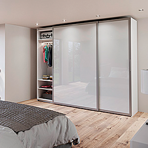 Kleiderschrank mit Milchglas-Schiebetueren