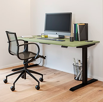 Kantoor met draaistoel en bureau met groen linoleum werkblad