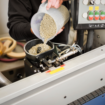 Topivi lepak u mašini za lepljenje kant traka