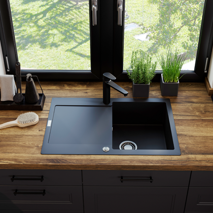 Zwarte spoelbak in een werkblad