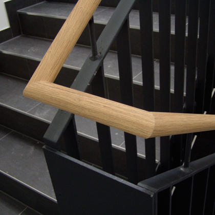 Handlauf rund im schwarzen Geländer