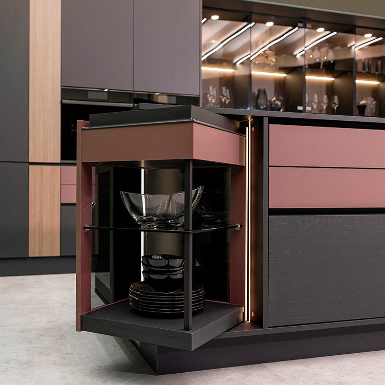 Meuble d'angle ouvert dans un îlot de cuisine moderne avec Hettich Furnspin.