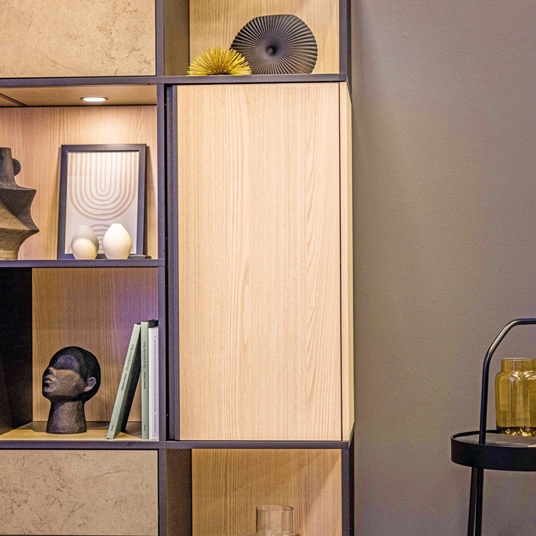 Etagère fermée avec Hettich Furnspin dans une vitrine moderne en bois.