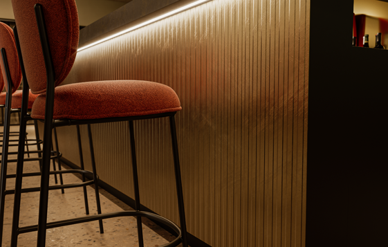 Hotelbar met rode barkrukken