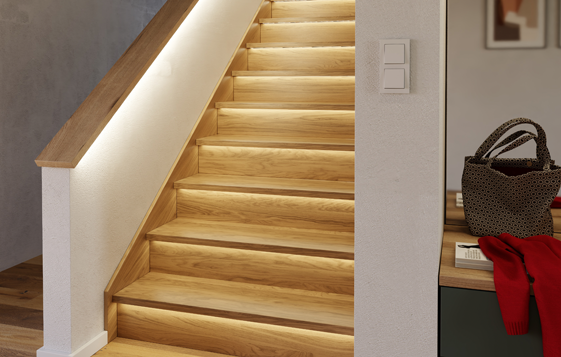 Escalier éclairé dans le couloir